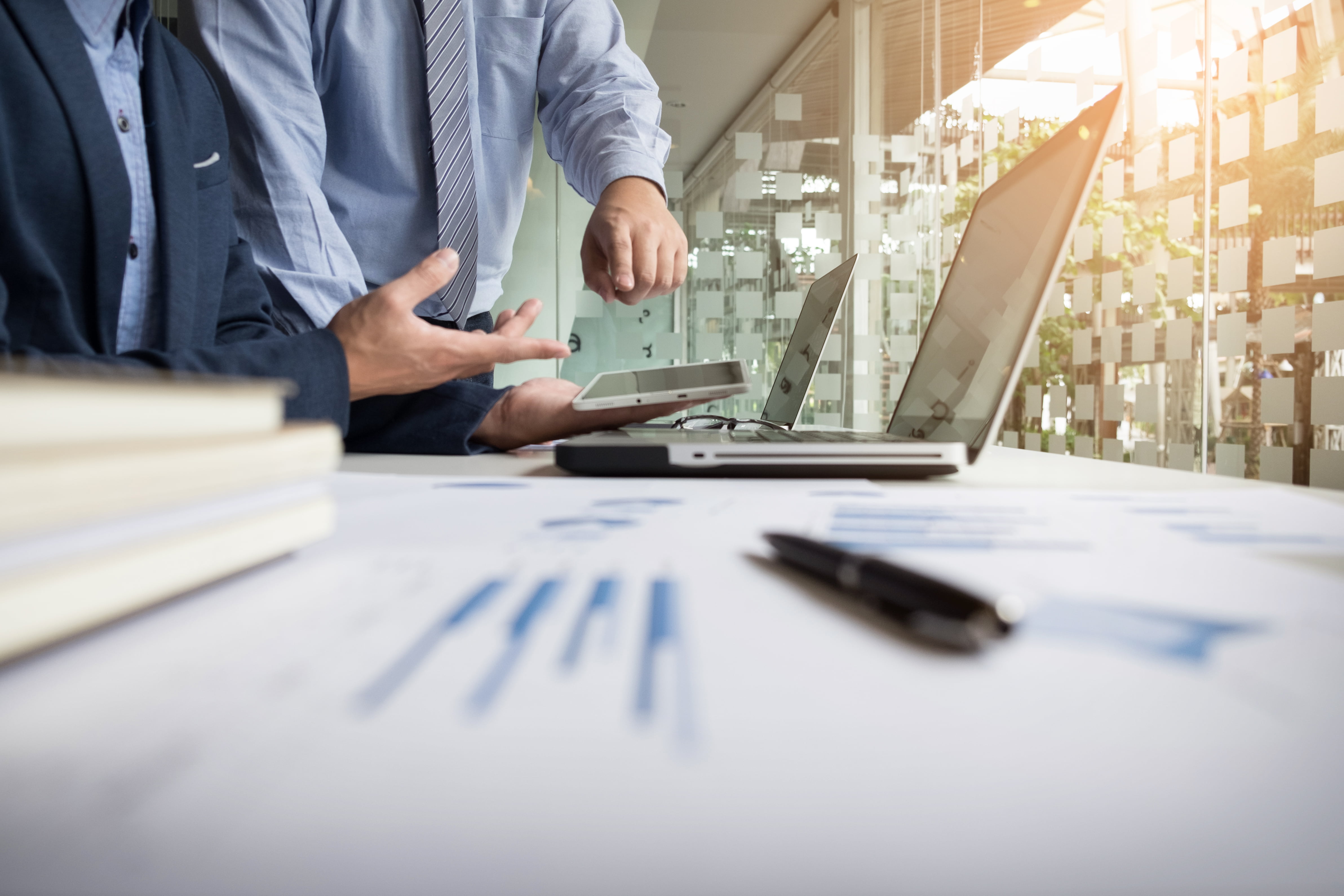 Firma de un contrato de arrendamiento en una oficina moderna representando derecho inmobiliario en Madrid